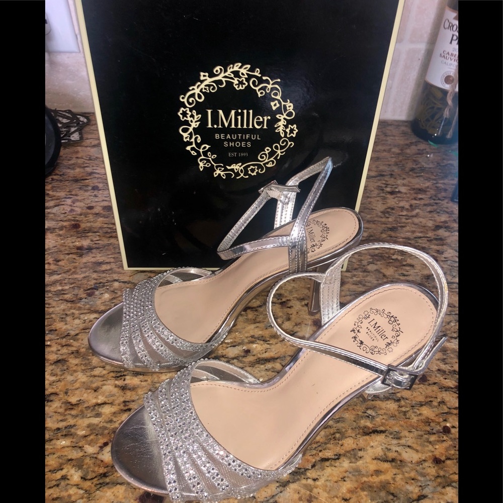 I.miller ralena silver size 7M beautiful shoes.